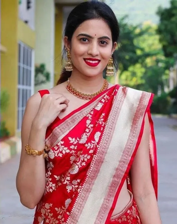 Red_Embellished_Banarasi_Jacquard_Saree_(Red)